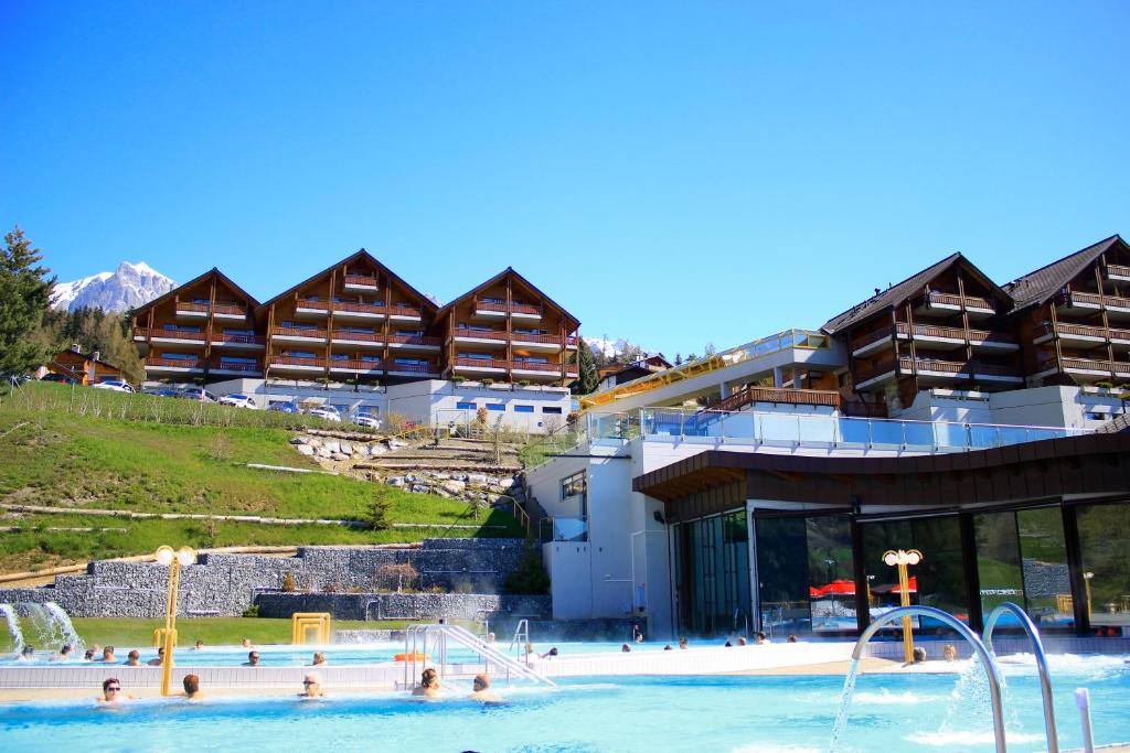 Бассейн в Studio SUD - Résidences des Bains d'Ovronnaz - Alpstay S204 или поблизости