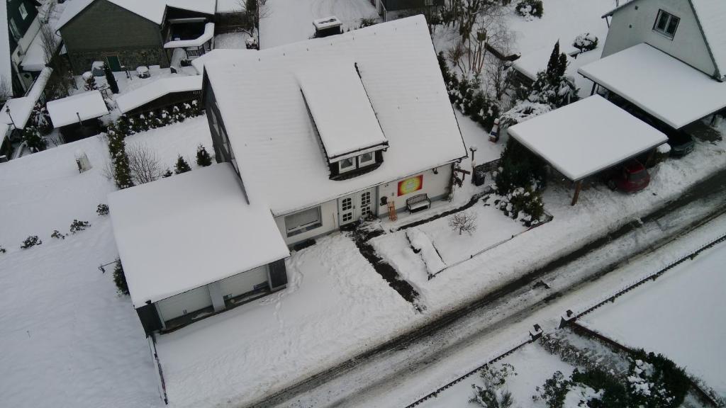 - une vue aérienne sur une maison recouverte de neige dans l'établissement Sonnenhaus Bara, à Winterberg