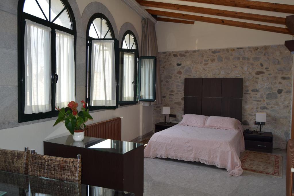 Postel nebo postele na pokoji v ubytování Hotel Històric