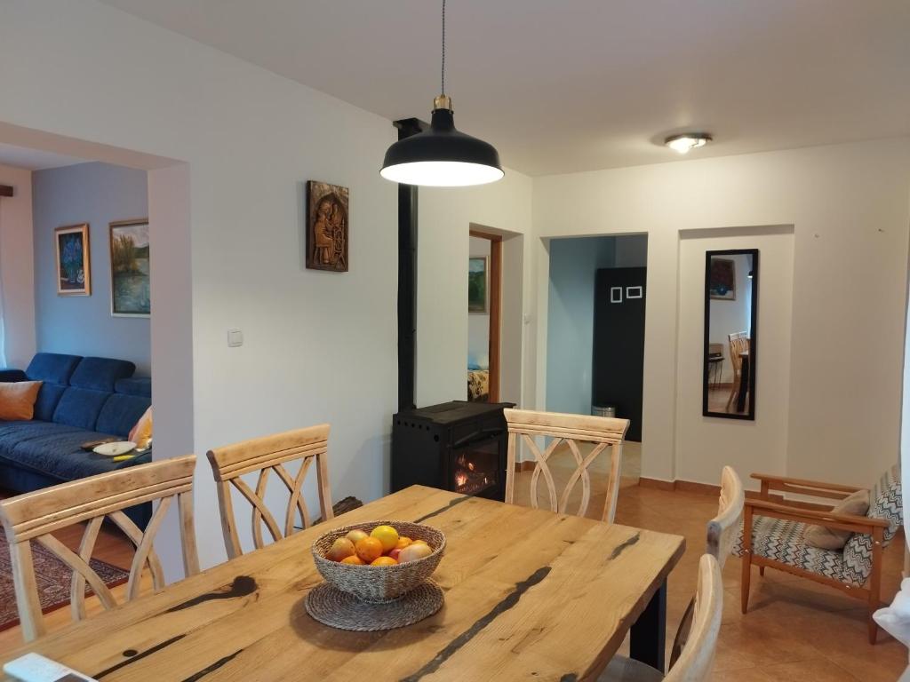 een woonkamer met een houten tafel en een fruitschaal bij Kuća za odmor Dankica in Veliko Trgovišće