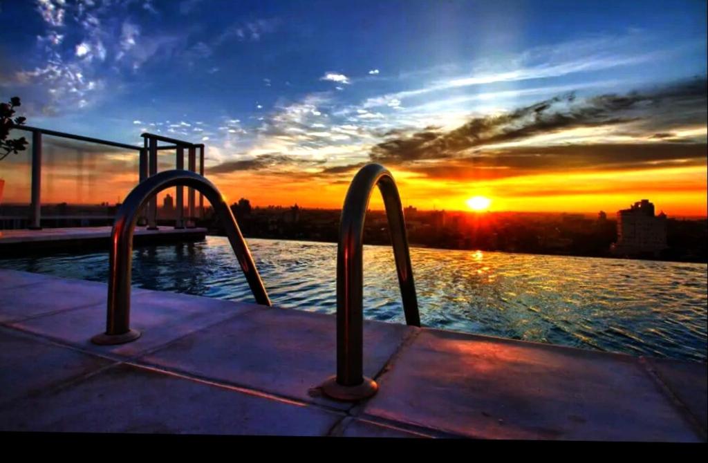 Swimmingpoolen hos eller tæt på Apartamento con pileta en Asunción centro