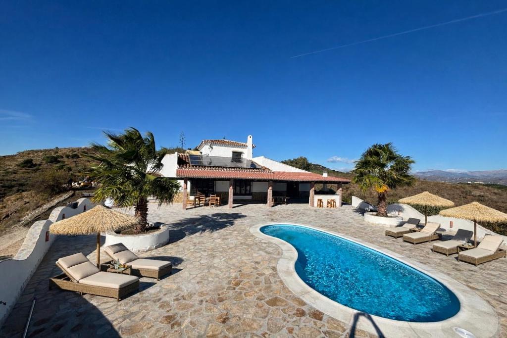 Swimmingpoolen hos eller tæt på Villa Flora