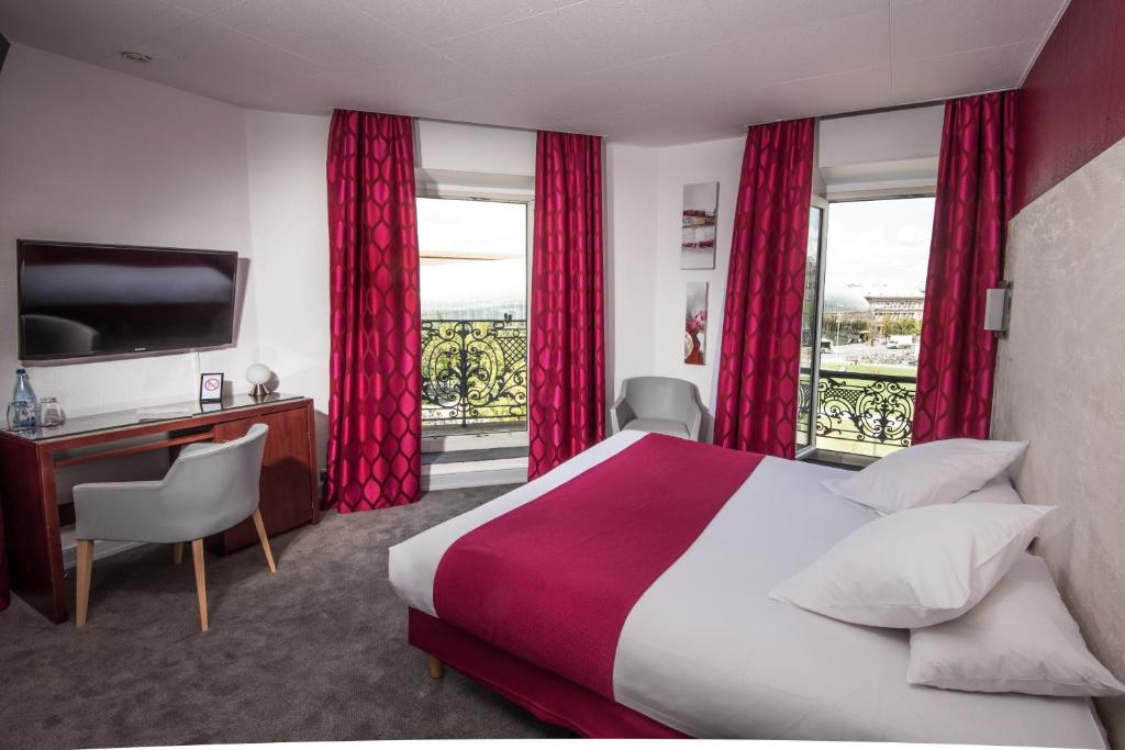 ein Hotelzimmer mit einem großen Bett mit roten Vorhängen in der Unterkunft Hôtel Le Bristol Strasbourg Gare in Straßburg