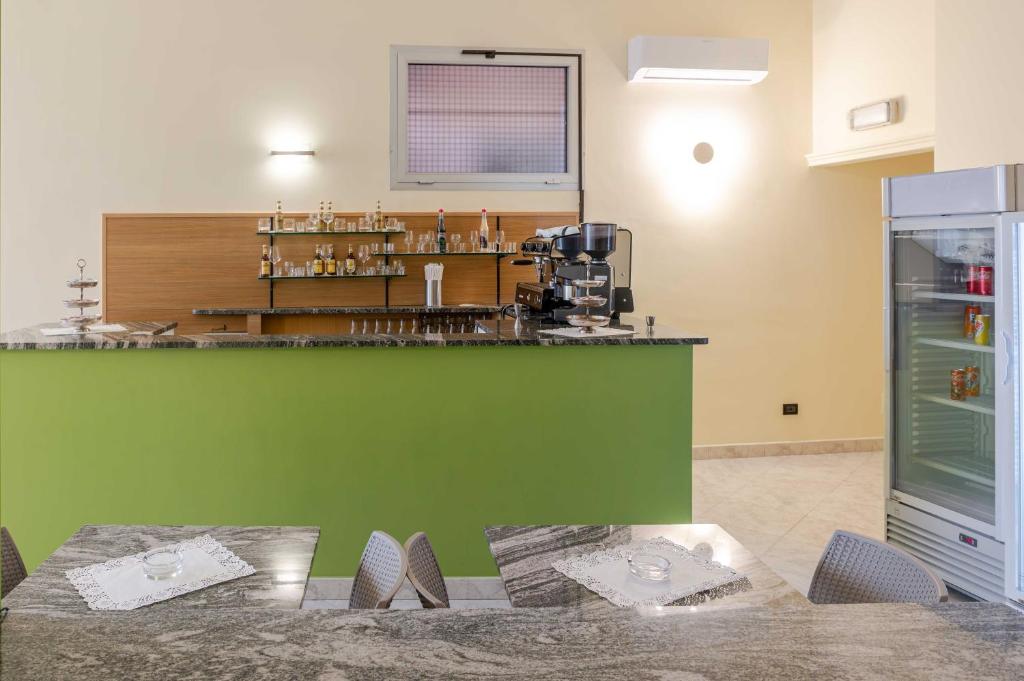 Hotel POSTA - Comfortable Stay in Ventimiglia - Driepersoonskamer Met Balkon