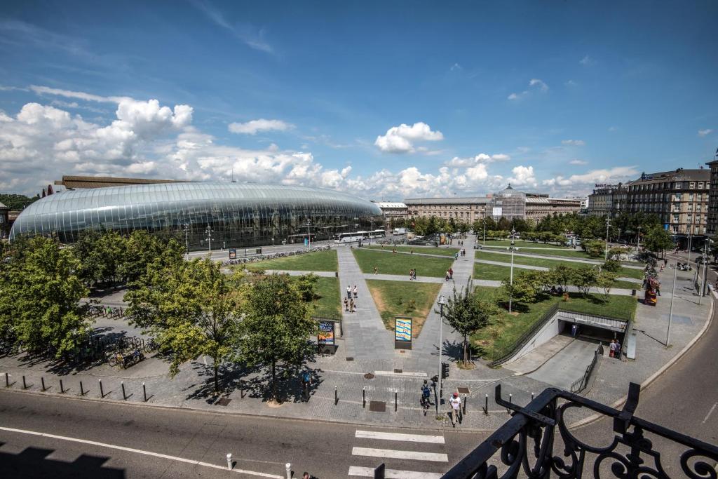 Blick auf ein großes Stadion mit einem Gebäude in der Unterkunft Hôtel Le Bristol Strasbourg Gare in Straßburg