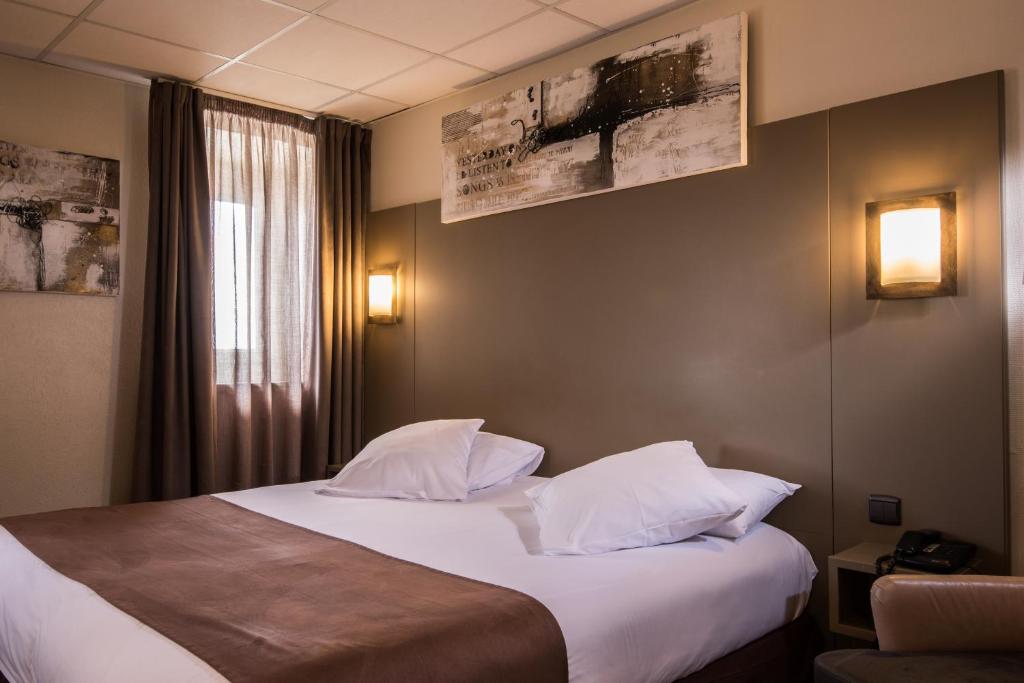 Ein Bett oder Betten in einem Zimmer der Unterkunft H&ocirc;tel Le Bristol Strasbourg Gare