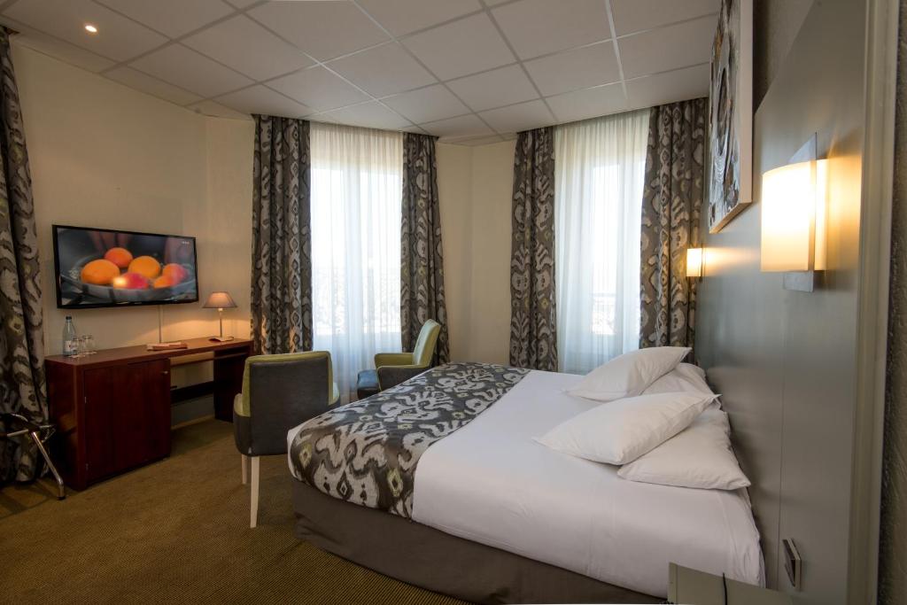 Ein Zimmer in der Unterkunft H&ocirc;tel Le Bristol Strasbourg Gare