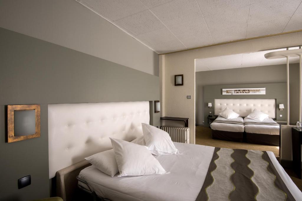 Ein Bett oder Betten in einem Zimmer der Unterkunft H&ocirc;tel Le Bristol Strasbourg Gare