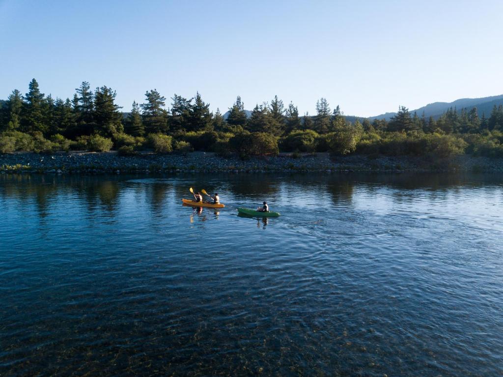 een groep mensen in kajaks op een meer bij NaboCamp in Linares