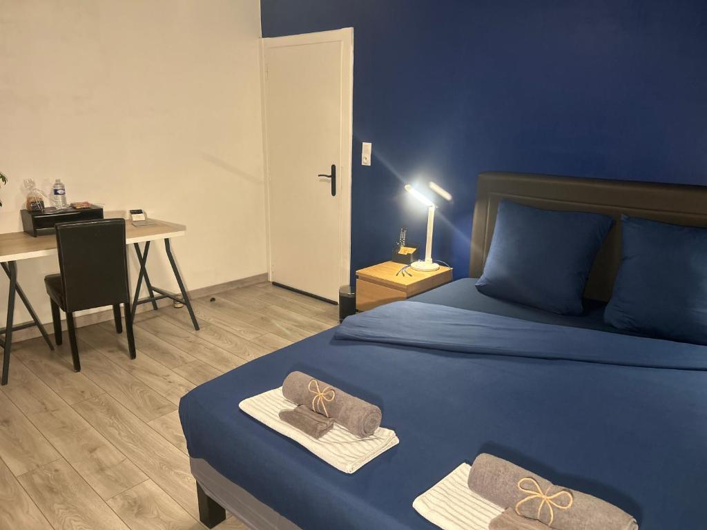 En eller flere senge i et værelse på Chambre rénovée dans appartement de 70m2