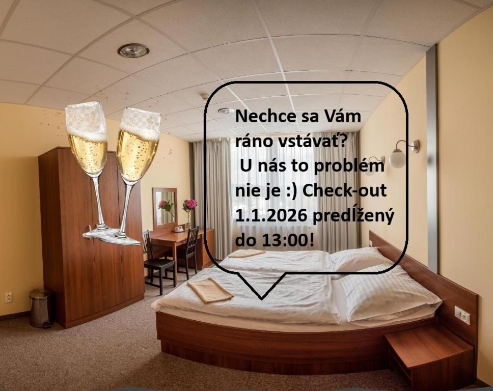 En eller flere senge i et værelse på City Hotel B&B, reception 24 7, 800m od-from R1, free parking