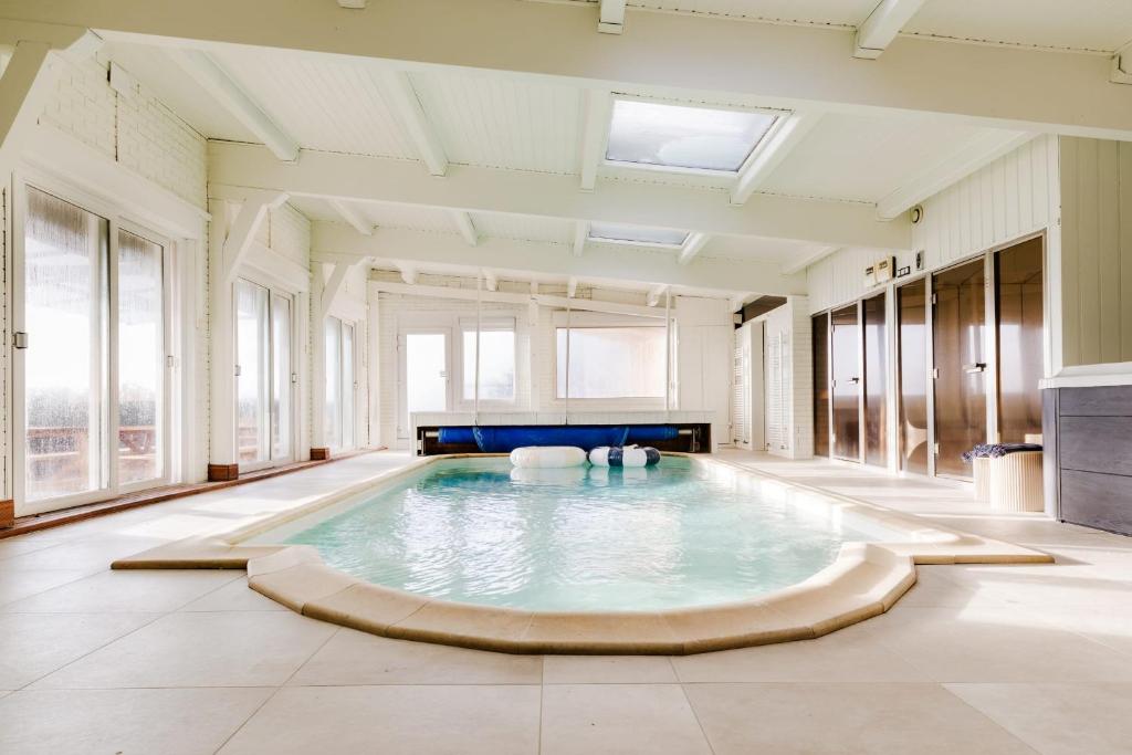 Swimmingpoolen hos eller tæt på Harmony Homes Saint-Amarin - Indoor Pool Sauna & Spa