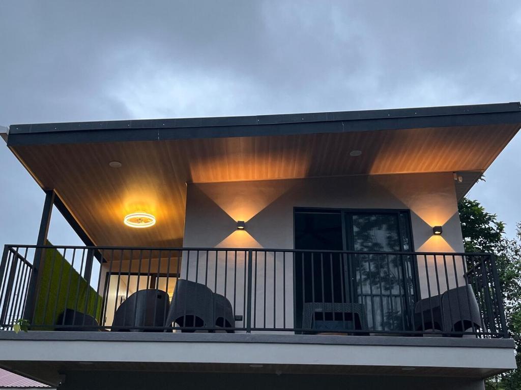 En balkon eller terrasse på Villa Esencia La Fortuna