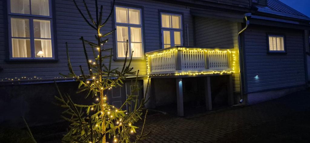 een huis met een terras met kerstverlichting erop bij Linda Külaliskorter in Haapsalu