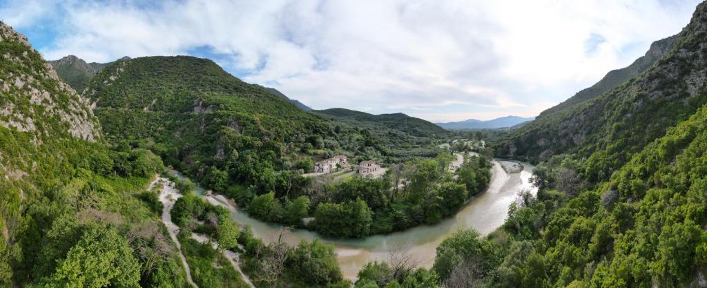 una vista aerea di un fiume in una valle di montagna di Piges Hotel a Gliki