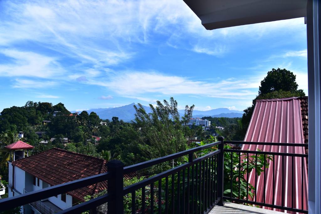 een uitzicht vanaf het balkon van een huis bij Misty Clouds Homestay in Kandy