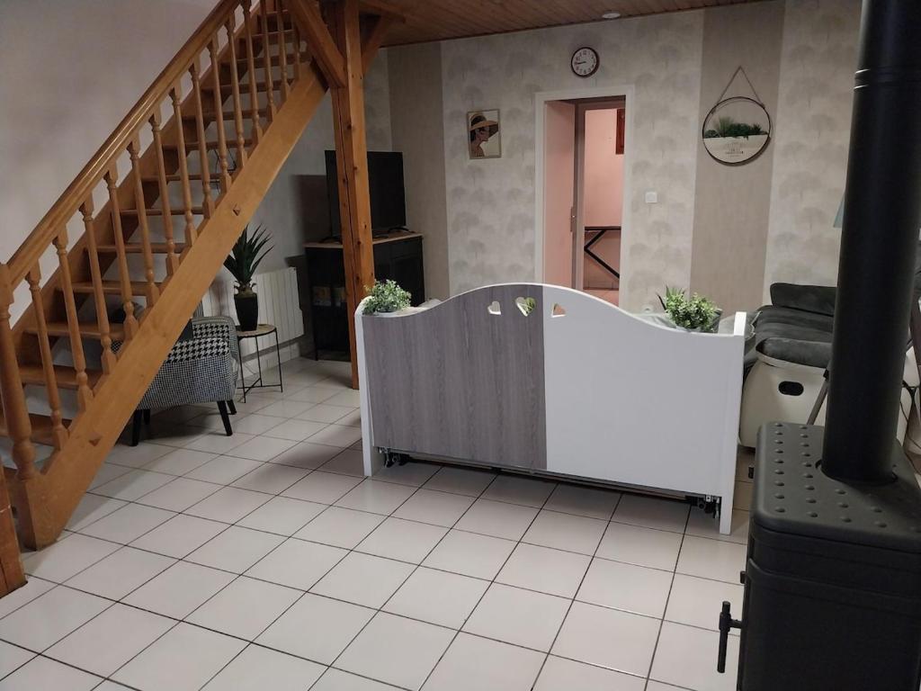 une pièce avec un escalier et un sol en carrelage blanc dans l'établissement Country apartment, à Orgelet