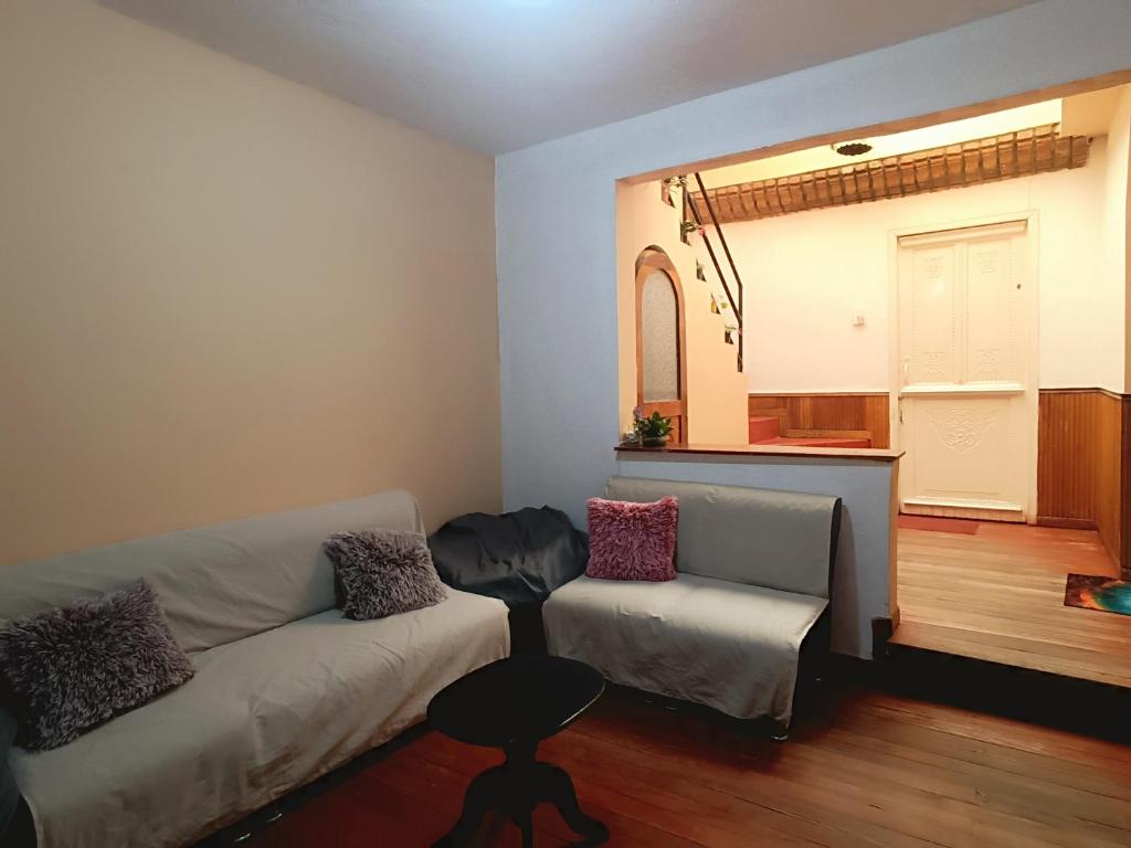 Khu vực ghế ngồi tại HABITACIÓN AMPLIA cerca de senda del CARNAVAL