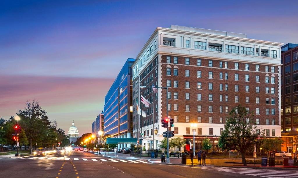 a large building on a city street at night at Phoenix Park Hotel in Washington