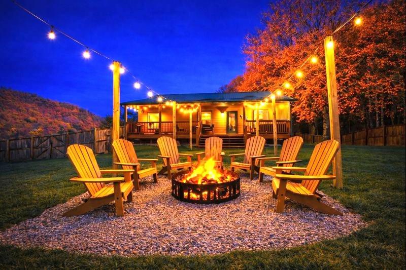 een groep stoelen rond een vuurplaats in een tuin bij King Beds, Views, EasyRoads, PoolTable, Spa, Theater, Outdoor fun in Sevierville