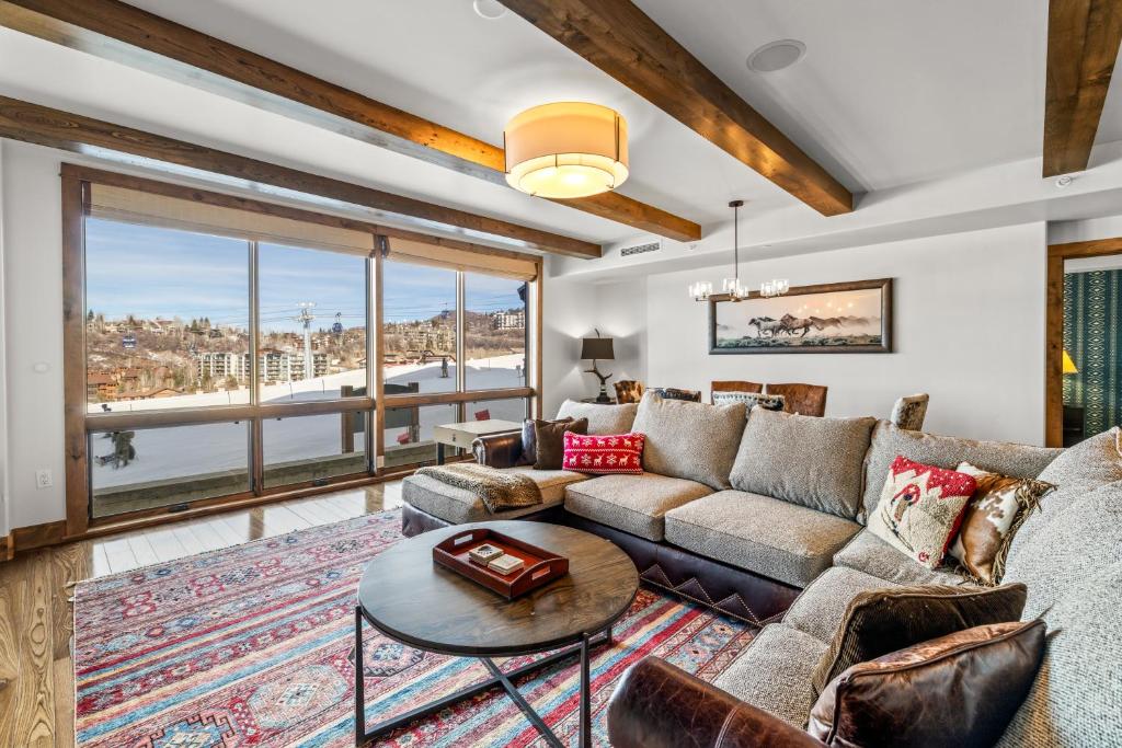 Et opholdsområde på Edgemont 2305 - Luxury Ski-in Ski-out Condo