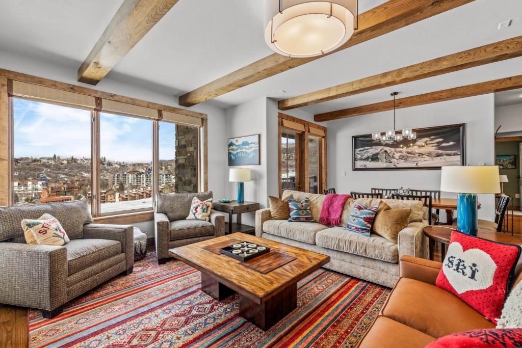 Et opholdsområde på Edgemont 2401 - Luxury Ski-in Ski-out Condo