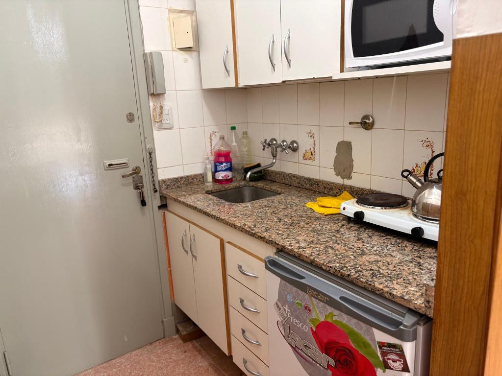 Kuchyň nebo kuchyňský kout v ubytování Monoambiente