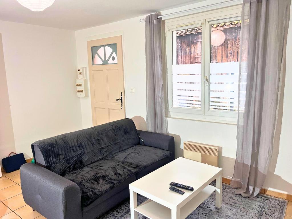 Et opholdsområde på Cocon tout équipé avec jardin au centre-ville