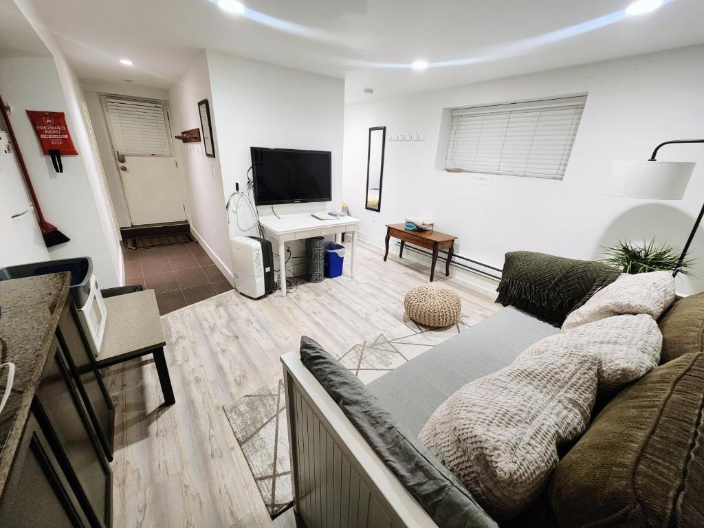 een woonkamer met een bank en een televisie bij Small Private Studio at Kitsilano Beach in Vancouver