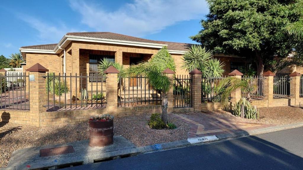 een bakstenen hek voor een huis bij Waaigras in Brackenfell