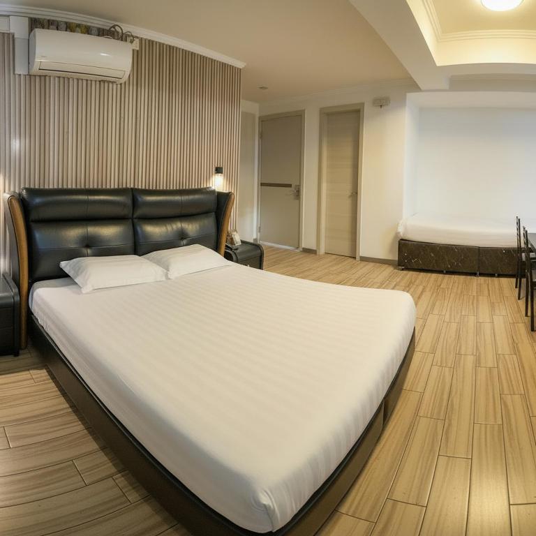 a bedroom with a large white bed at Hotel Boutique Holitel in Santiago