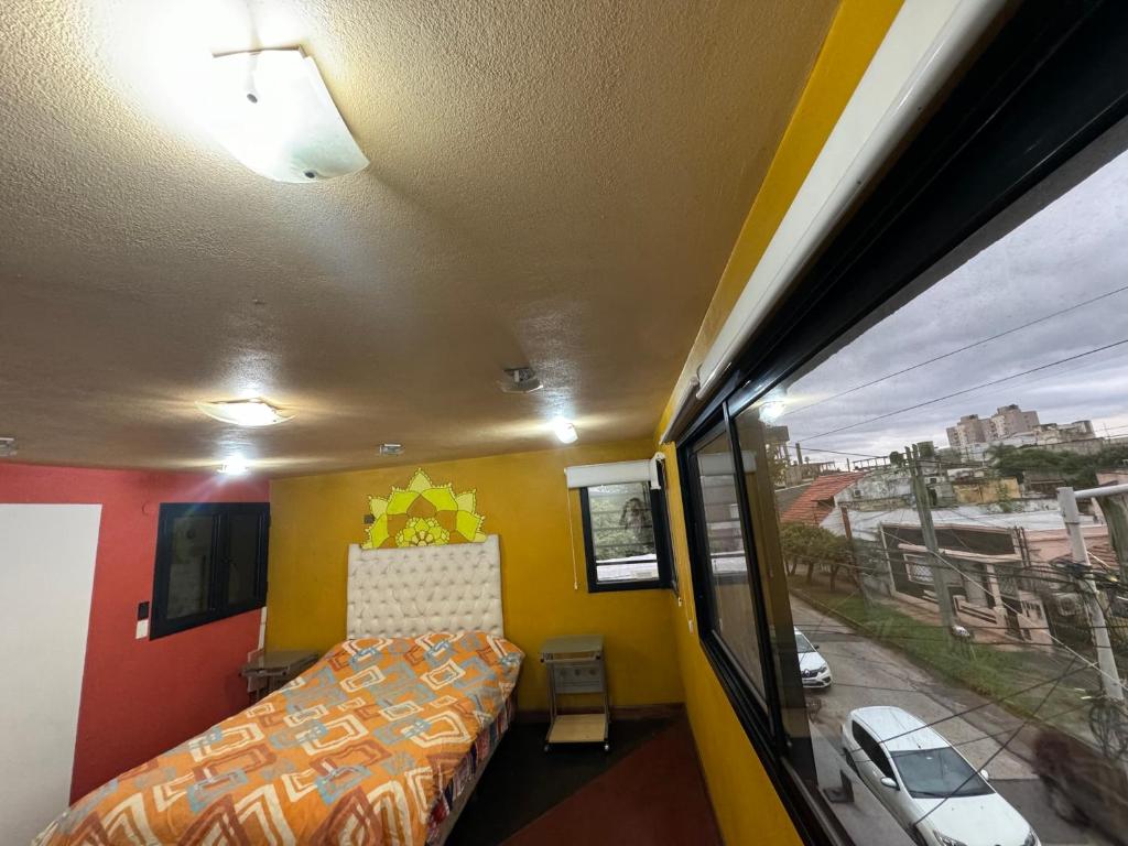 una camera con letto e vista su una strada di WildeBook a Wilde