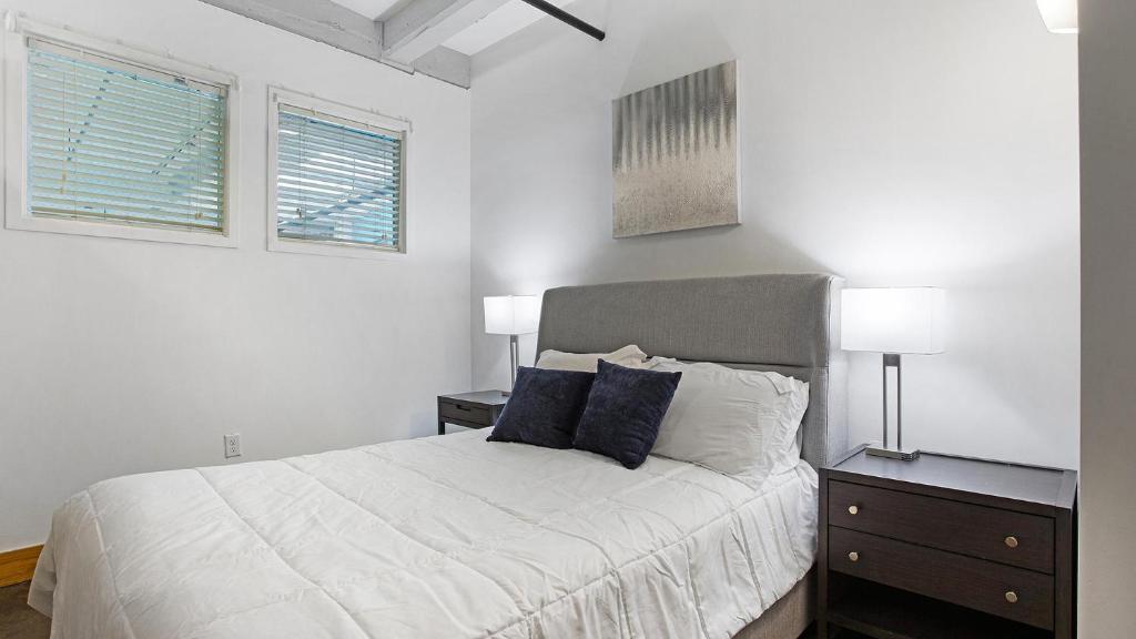 Postel nebo postele na pokoji v ubytování Landing Beautiful 1BD Pool Gym