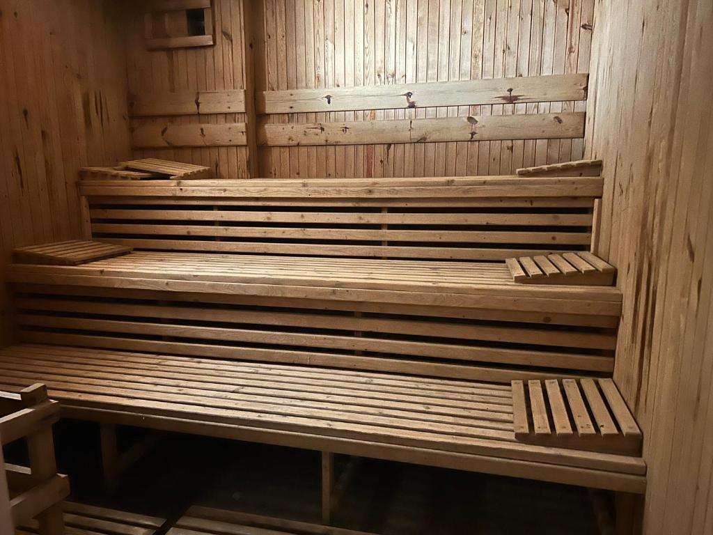 sauna con panche in legno in una stanza di O W Dab a Ustroń