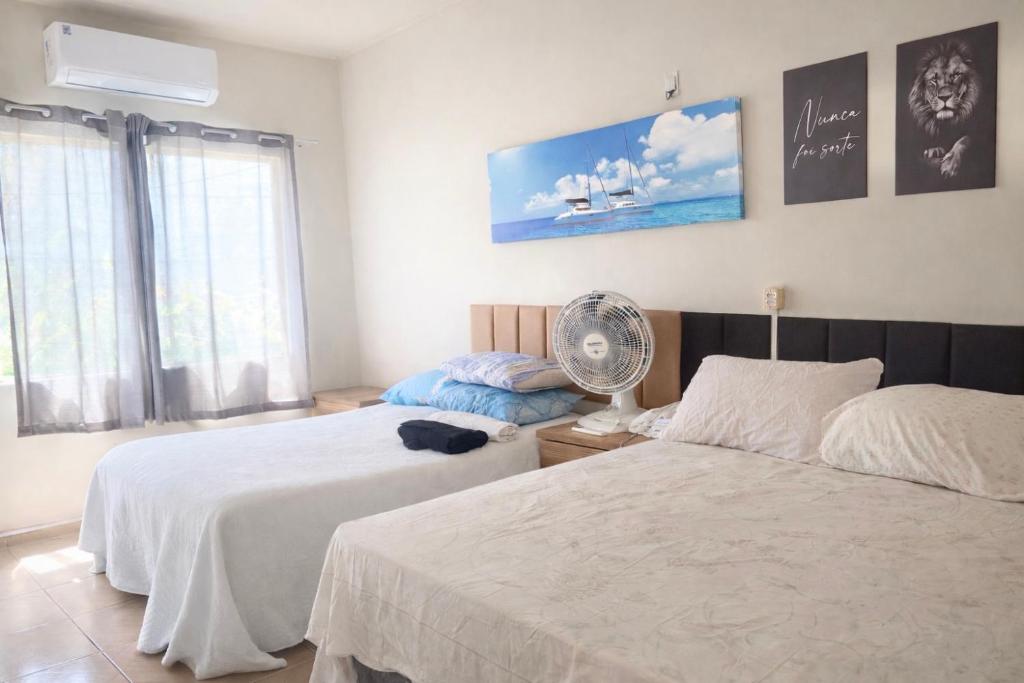 een slaapkamer met 2 bedden en een ventilator bij apartamento Completo Localização Excelente Centro in Canindé