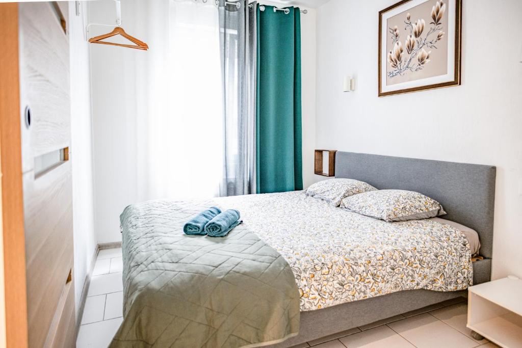 una camera da letto con un letto con scarpe blu sopra di Mega COOL Flat France Suisse a Saint-Louis