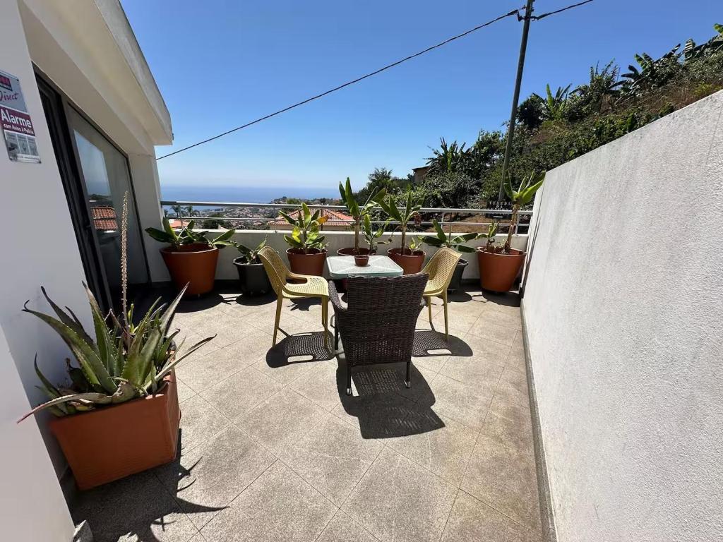 En balkon eller terrasse på Cozy Studio & Patio in Funchal