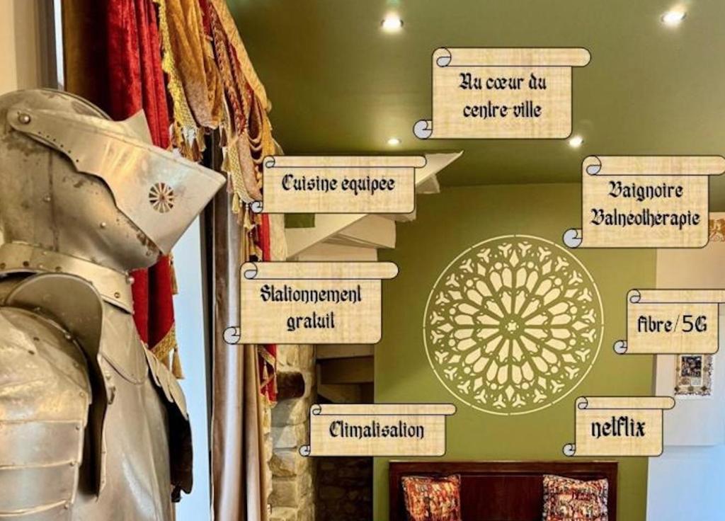 een winkel met borden op de muur van een winkel bij Logement à thème médiéval avec balneo in Sens