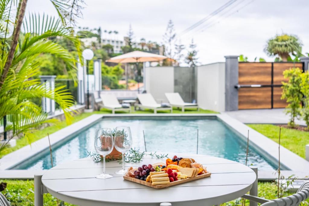 Swimmingpoolen hos eller tæt på Modern Flat Just Steps From Shore