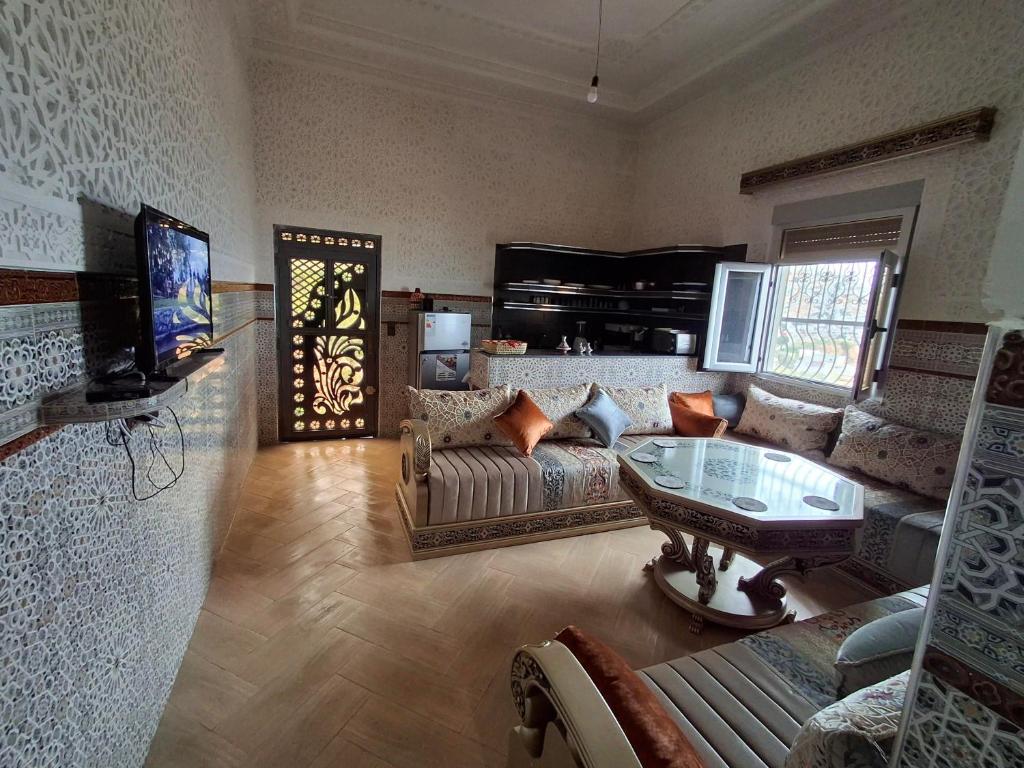 Et opholdsområde på Moroccan-style apartment mountain and coastal view