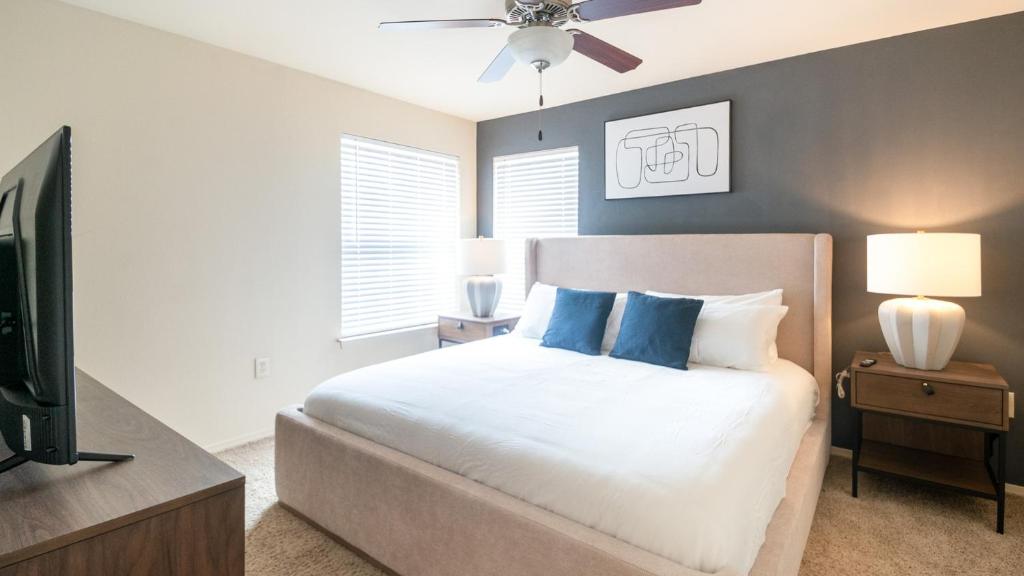 een slaapkamer met een bed en een flatscreen-tv bij Landing Amazing 2BD in Broken Arrow in Broken Arrow