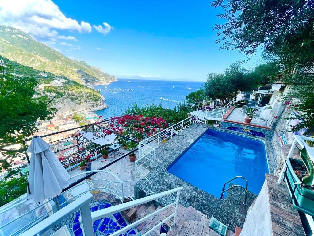 een zwembad met uitzicht op de oceaan bij B&B Orto Paradiso in Minori