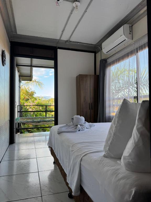 PavonesHospedaje Eli 09的一间卧室，里面有一张床和一扇大窗户。