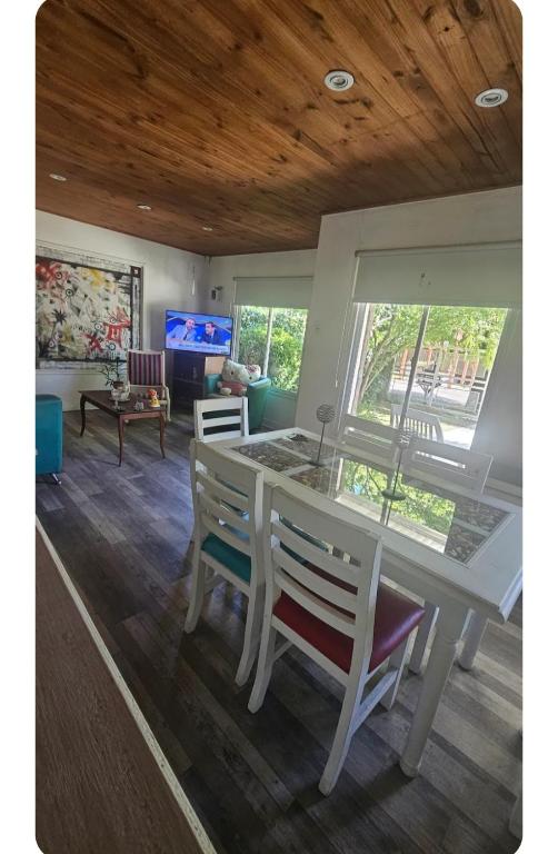 une salle à manger avec une table et des chaises blanches dans l'établissement China, à Mar del Plata