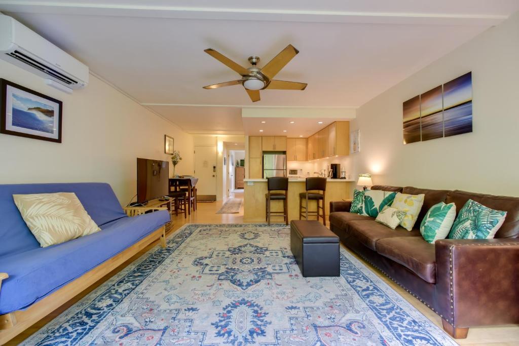 ein Wohnzimmer mit einer Couch und einem Deckenventilator in der Unterkunft Comfy Tropical Condo with Pool - Walk to Beach! in Kahana