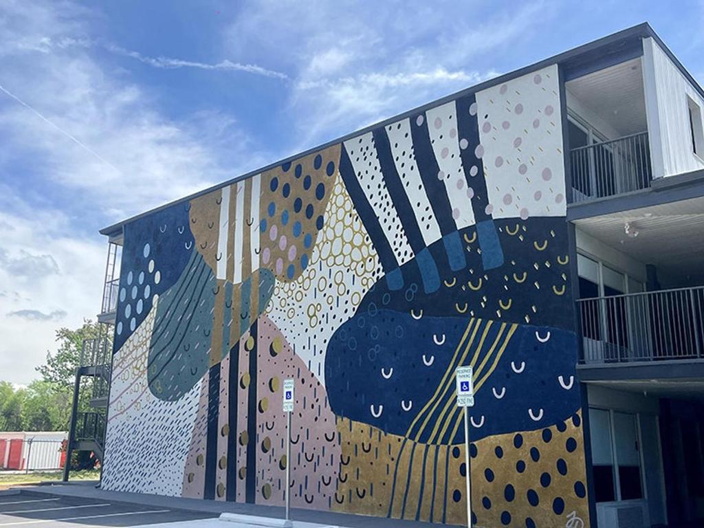 een gebouw met een muurschildering aan de zijkant bij Landing at Oslo - Studio in Downtown Hermitage in Hermitage Woods