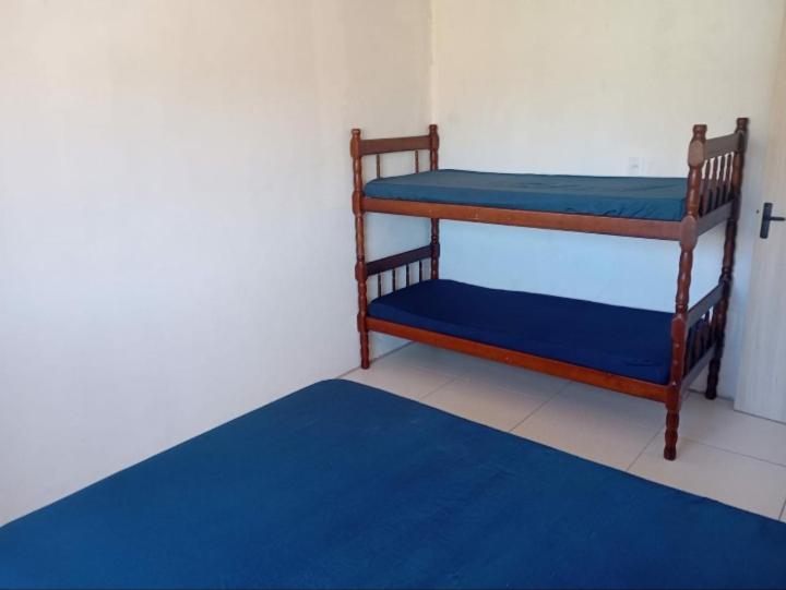 Giường trong phòng chung tại Casa praia picarras centro