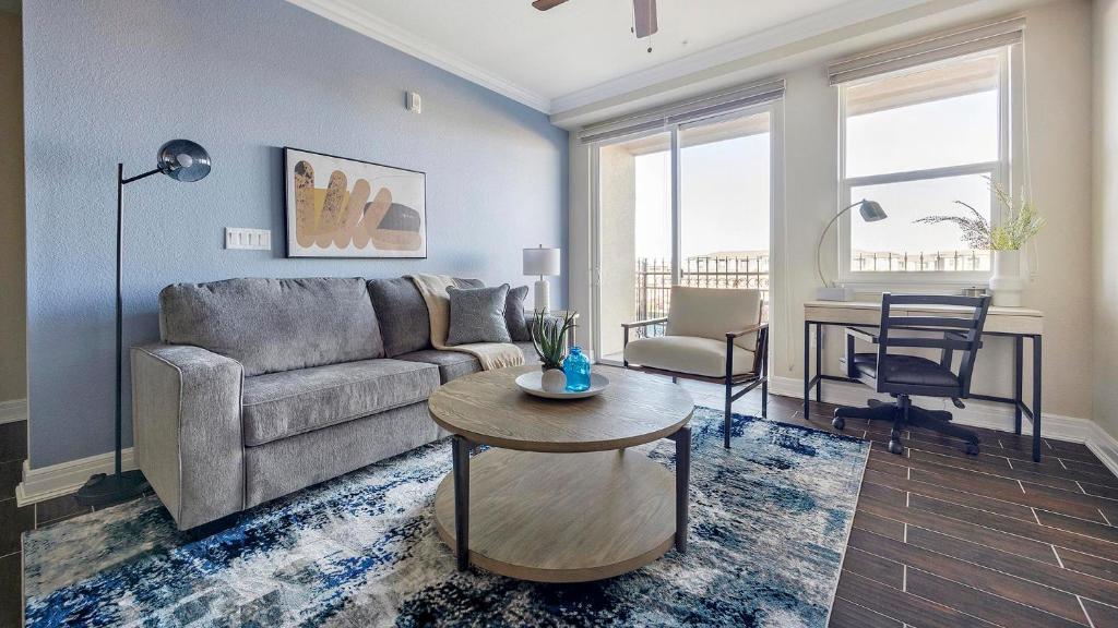 een woonkamer met een bank en een tafel bij Landing Modern 2BD Gym Pool in Kelim