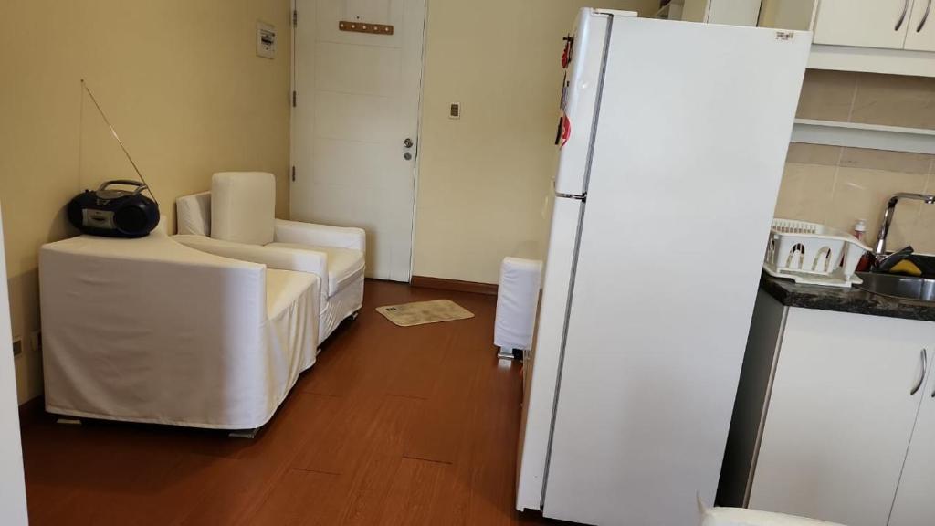 een keuken met een witte koelkast in de kamer bij Plaza murillo in La Paz