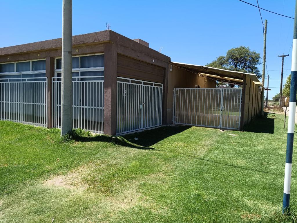 een hek voor een gebouw bij Hospedaje BellaVilla in Bell Ville